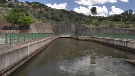 el agua de salida de la represa hidroeléctrica emerge de la tubería subterránea