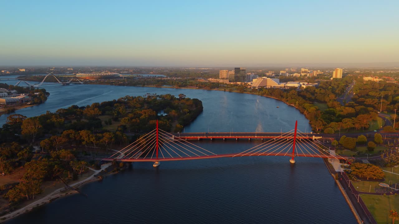 Ripresa aerea cinematografica con drone lungo il fiume Swan a Perth