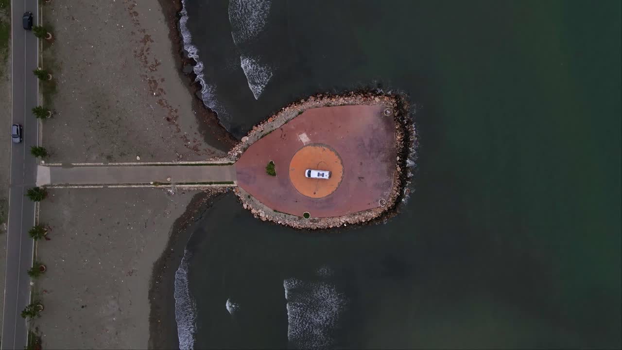 disparo a la cabeza de un dron de un lugar para acampar con vista al mar en letizia, italia