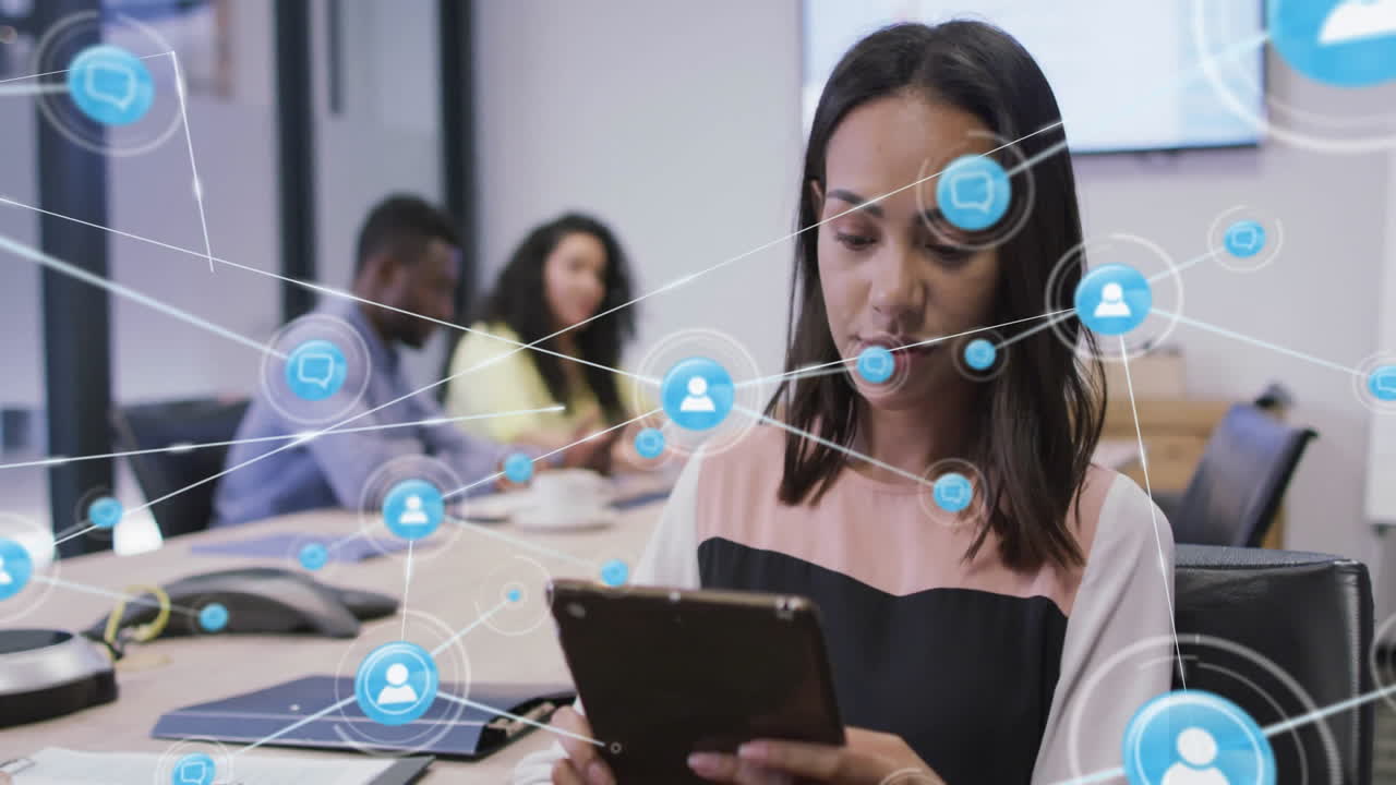 animación de la red de conexiones con iconos sobre diversos colegas discutiendo el trabajo en la oficina