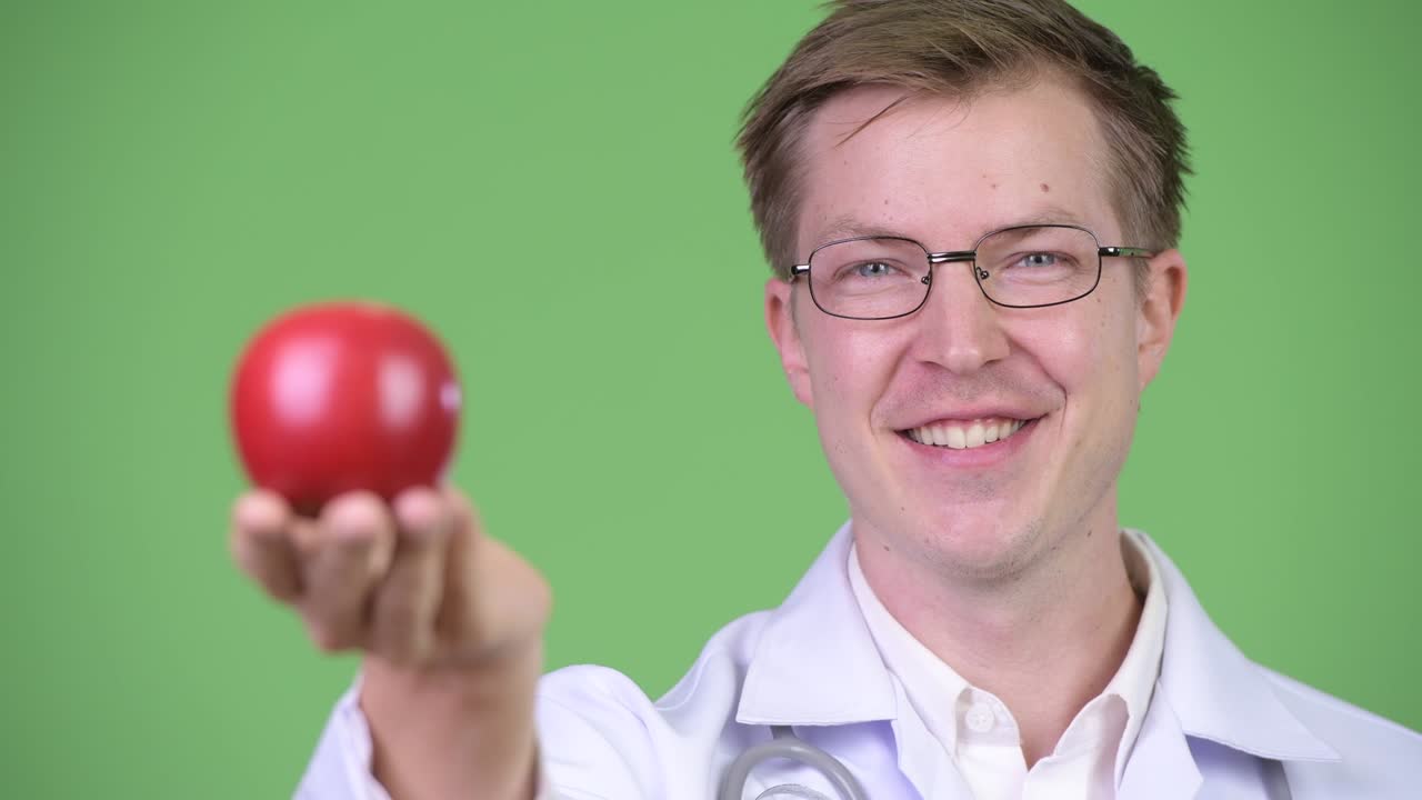 빨간 사과를 들고 있는 젊은 의사 의 초상화