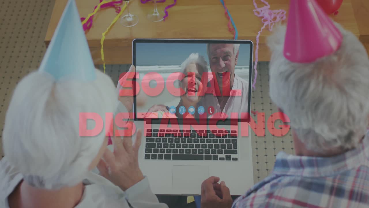 animación de texto de distanciamiento social sobre una pareja de ancianos con sombreros de fiesta usando una computadora portátil en una videollamada