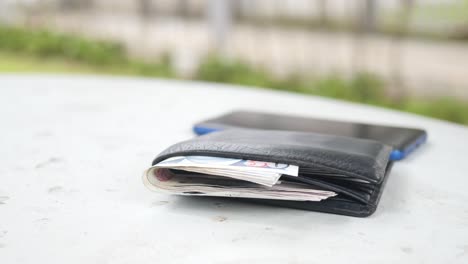 Ließ-Die-Brieftasche-Auf-Einer-Bank-Im-Park-Liegen,