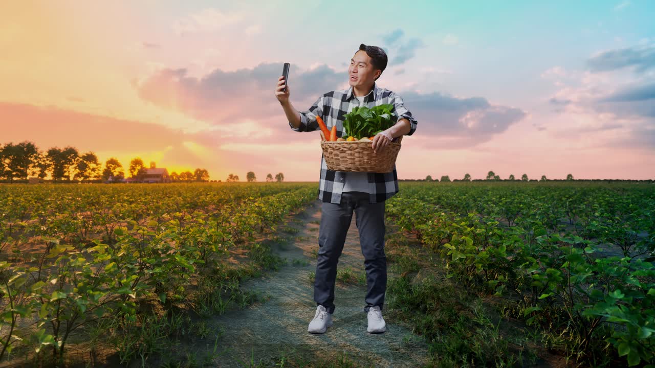 granjero tomando una selfie con la canasta de la cosecha al atardecer