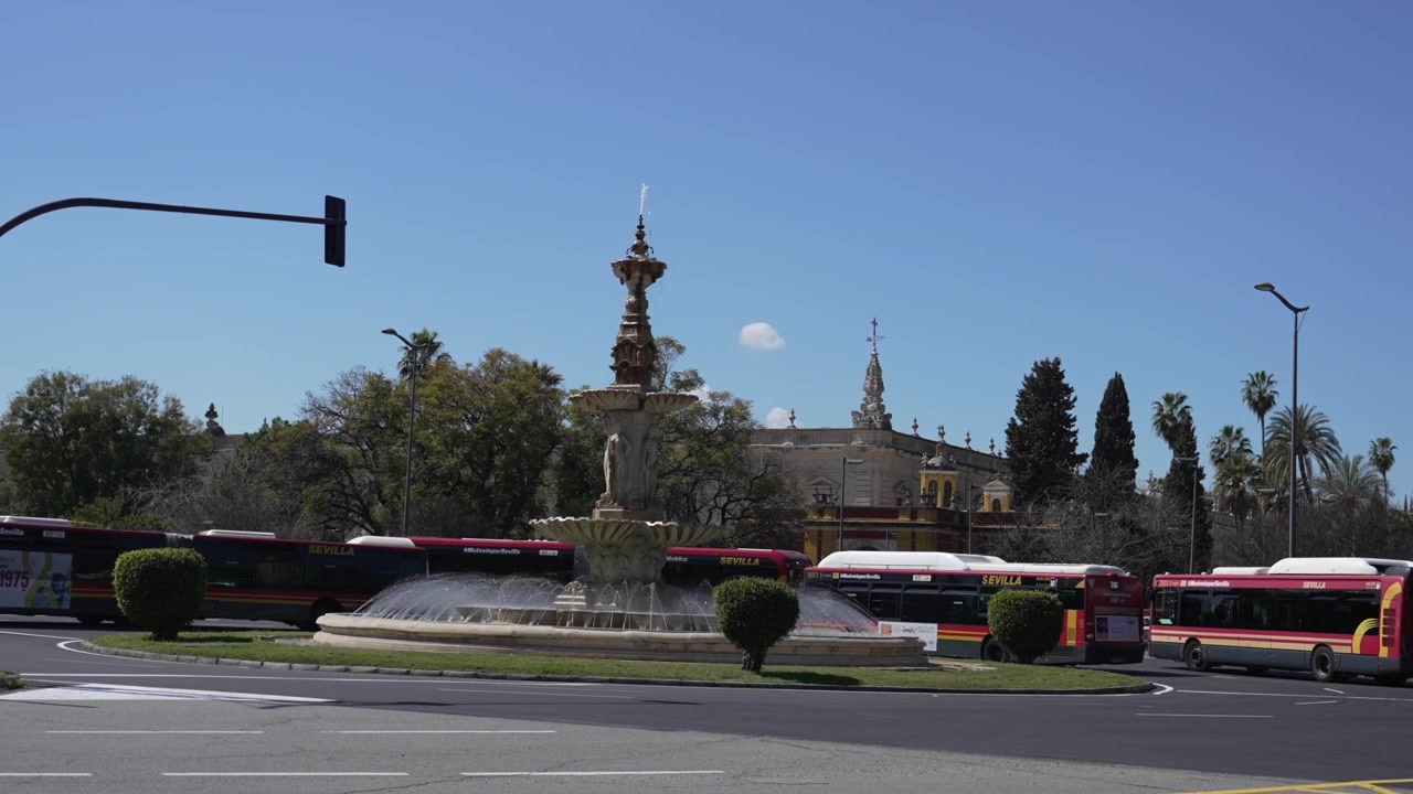 Gatebilde fra Sevilla med prydfontene og bybusser