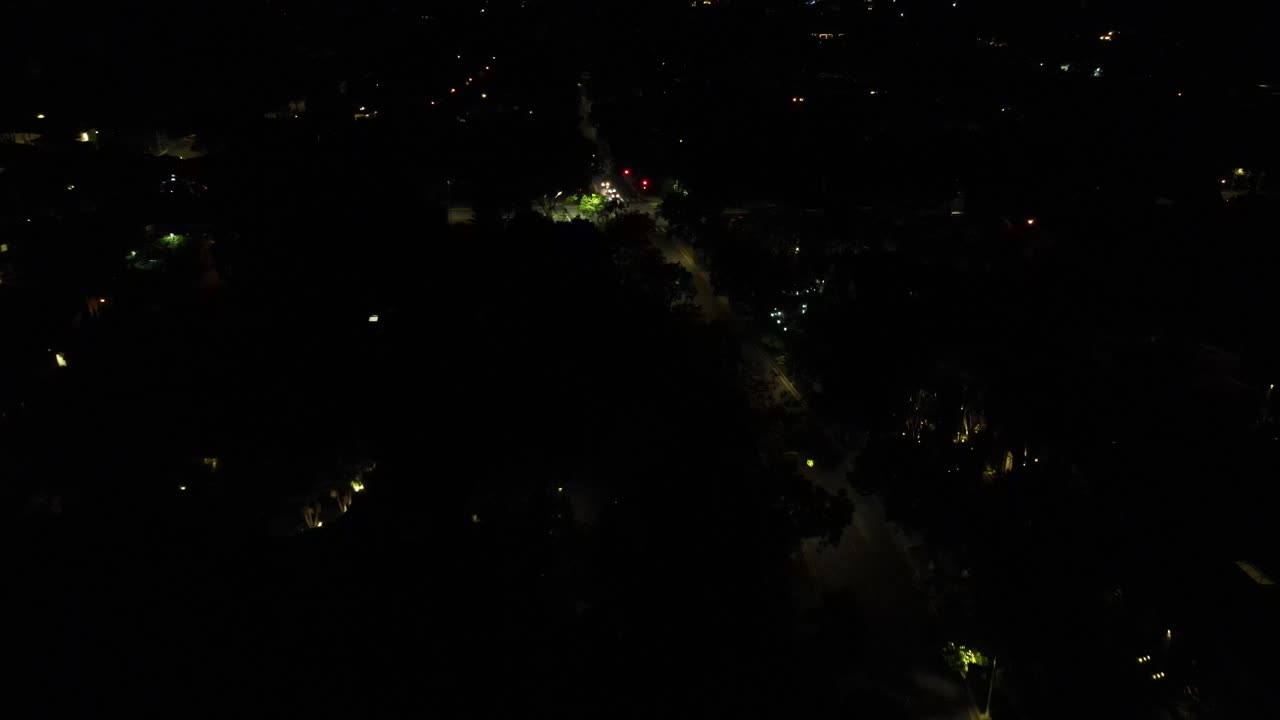 밤에 희미하게 조명 된 교차로의 공중 사진