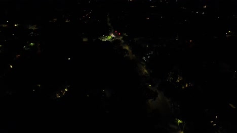 vista aérea de una intersección débilmente iluminada por la noche