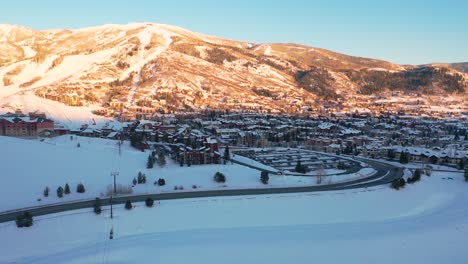 Steamboat-Springs-Colorado-At-Winter-With-Sun-Rising-Over-Snow-Covered-Mountains