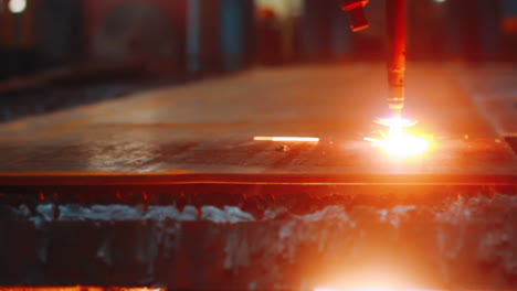 CNC-Lasermaschine-Beim-Schneiden-Von-Blech-Mit-Funkelndem-Licht