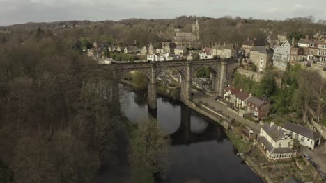 toma de drone de un puente viaducto y acueducto.