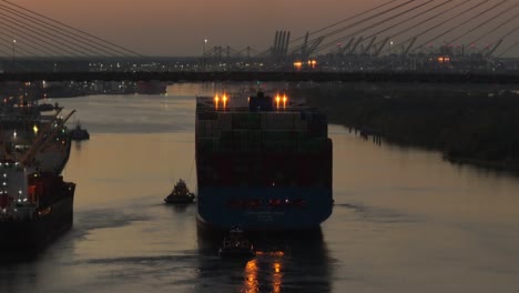 Riesiges-Frachtschiff-Nähert-Sich-Brücke-In-Savannah-Georgia