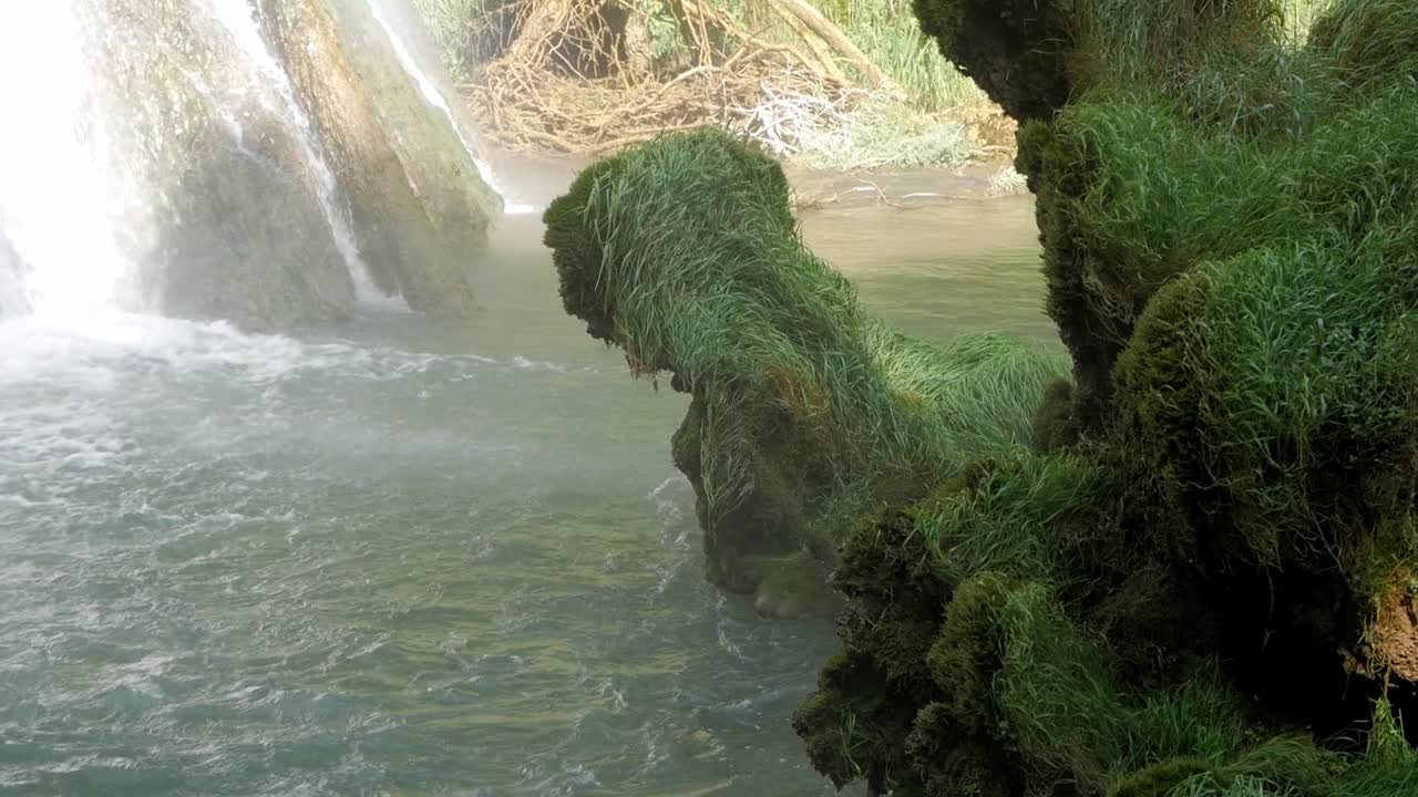 hermosa piscina de inmersión en el fondo de la cascada de cataratas