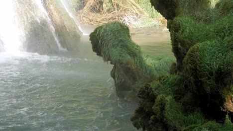 Schöner-Tauchbeckenboden-Des-Katarakt-Wasserfalls