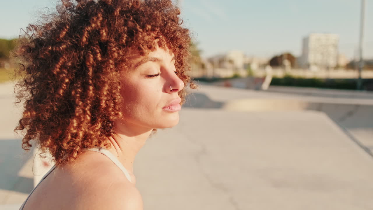 Femme sereine au skatepark