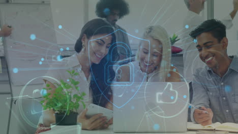 animación de iconos de computadora, candado en escudo sobre diversos compañeros de trabajo compartiendo ideas en la oficina