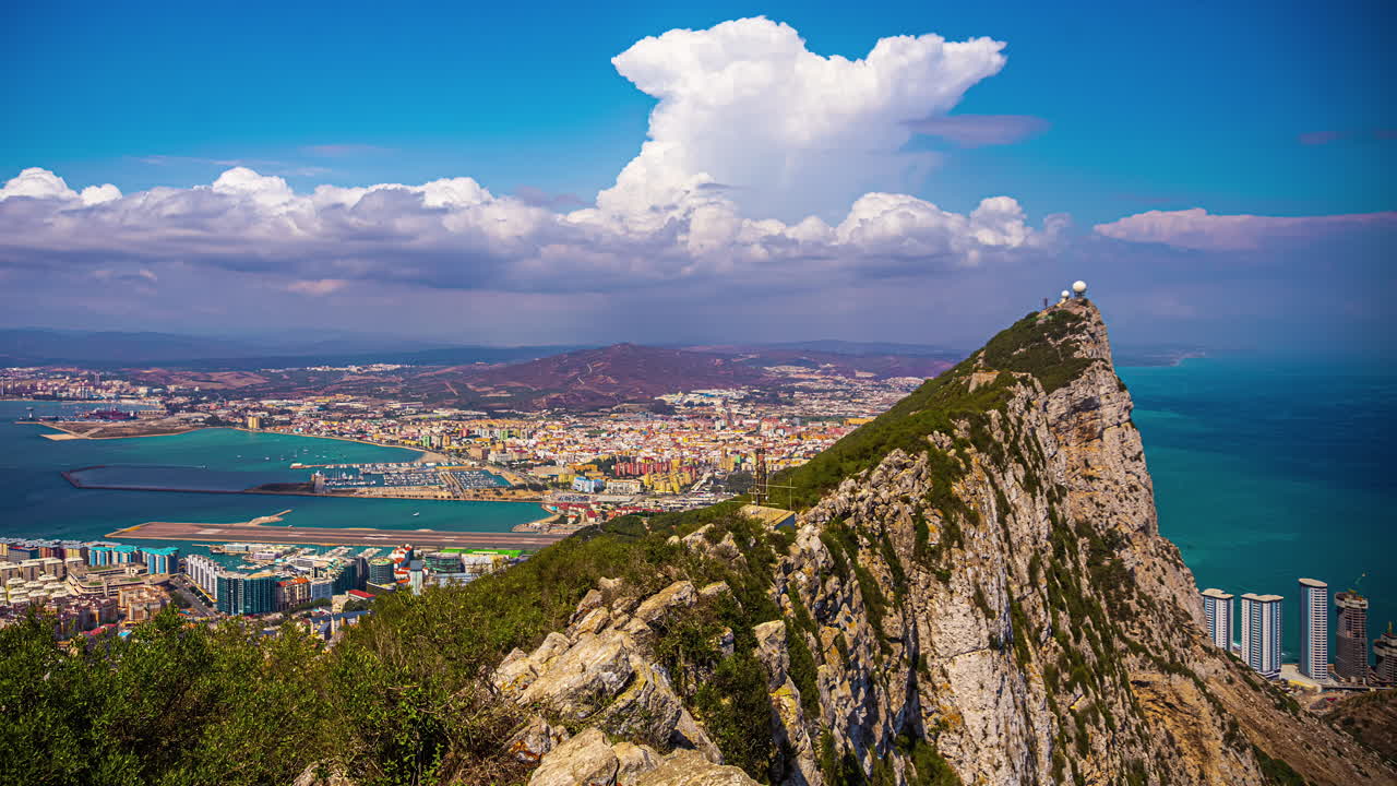 지브롤터의 바위와 태양이 비치는 스페인 본토의 구름의 타임  ⁇ 스