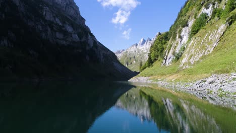 volando sobre un lago de montaña azul en los alpes suizos