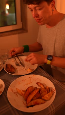 comiendo patatas al horno