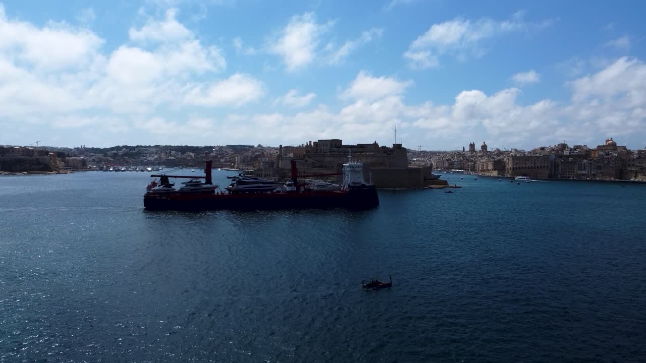 지중해 의 심장 에 자리 잡은 역사적 인 도시 인 몰타 의 아름다움 을 경험 하십시오.