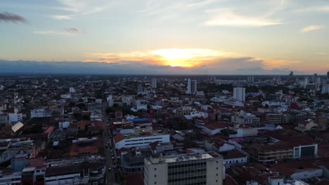 Drohnenaufnahme-Des-Sonnenuntergangs-über-Dem-Panorama-Der-Skyline-Der-Stadt