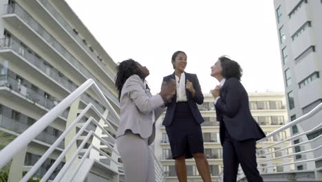 jóvenes mujeres de negocios alegres al aire libre
