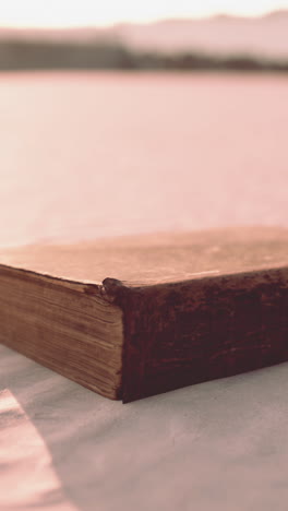 primer plano de un libro antiguo encuadernado en cuero