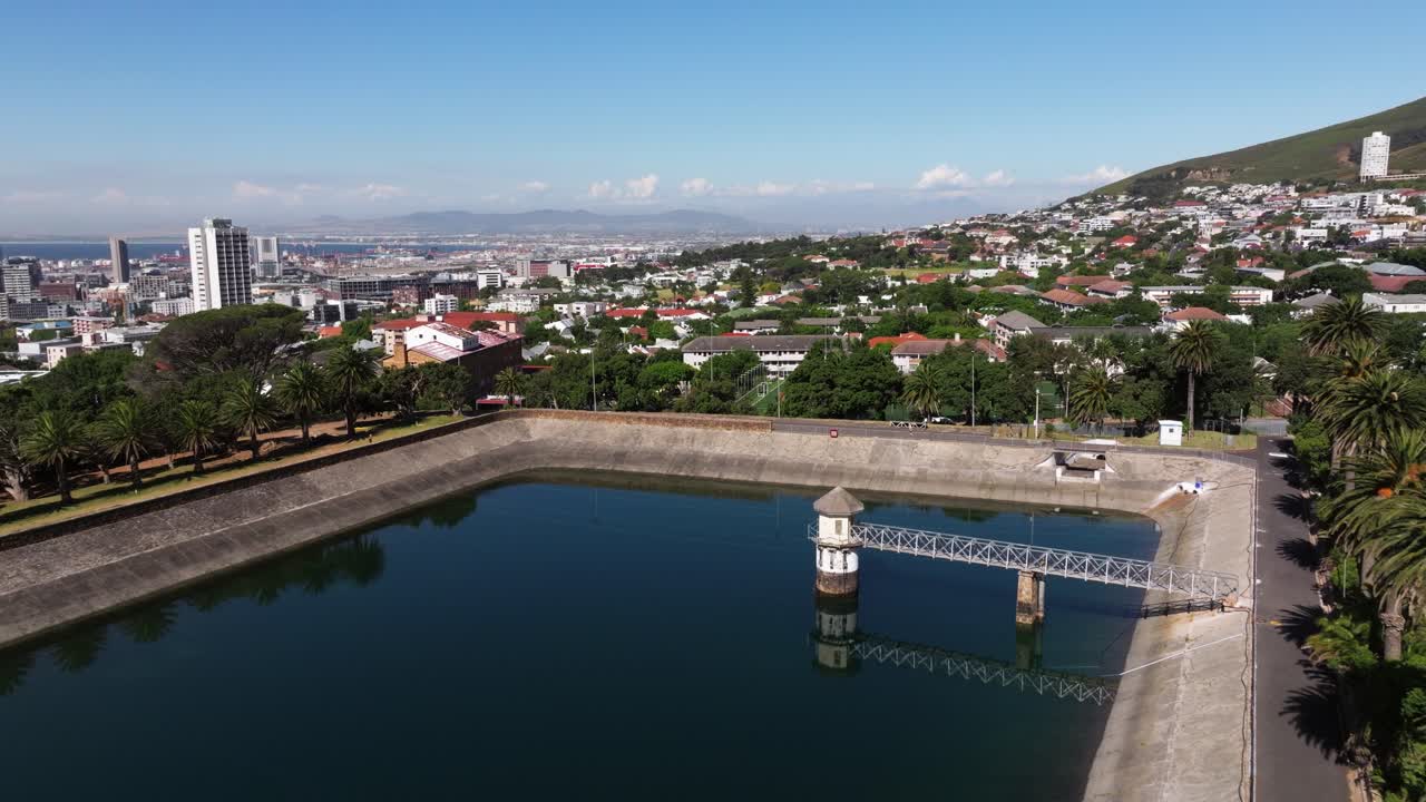 vista aérea baja por encima de la presa molteno en el parque de de waal. ciudad del cabo, sudáfrica