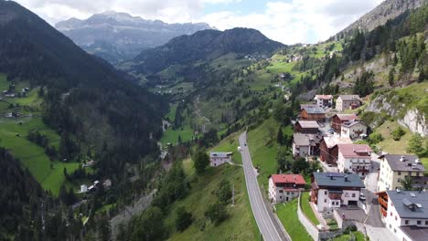 Vista-Aérea-De-Drones-De-Un-Pueblo-De-Montaña-En-Trentino,-Tirol-Del-Sur,-Dolomitas,-Italia