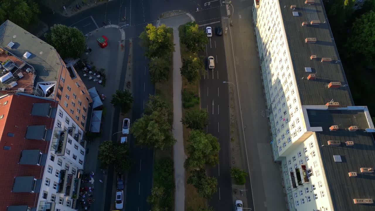 tren elevado navegando a través de un área residencial en berlín, mostrando el sistema de transporte urbano de la ciudad.
