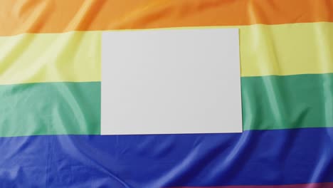 video de la hoja con espacio de copia sobre la bandera del arco iris