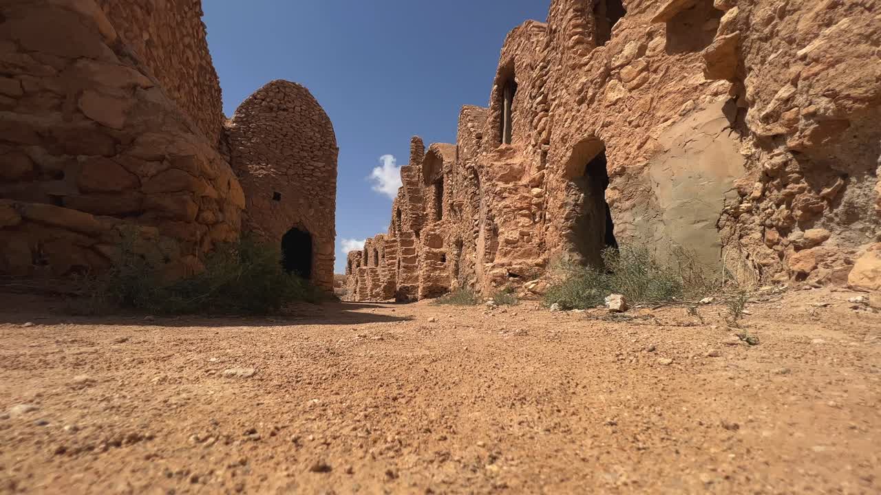 ruinas de la aldea de ksar hadada en túnez, punto de vista de la superficie del suelo de bajo ángulo