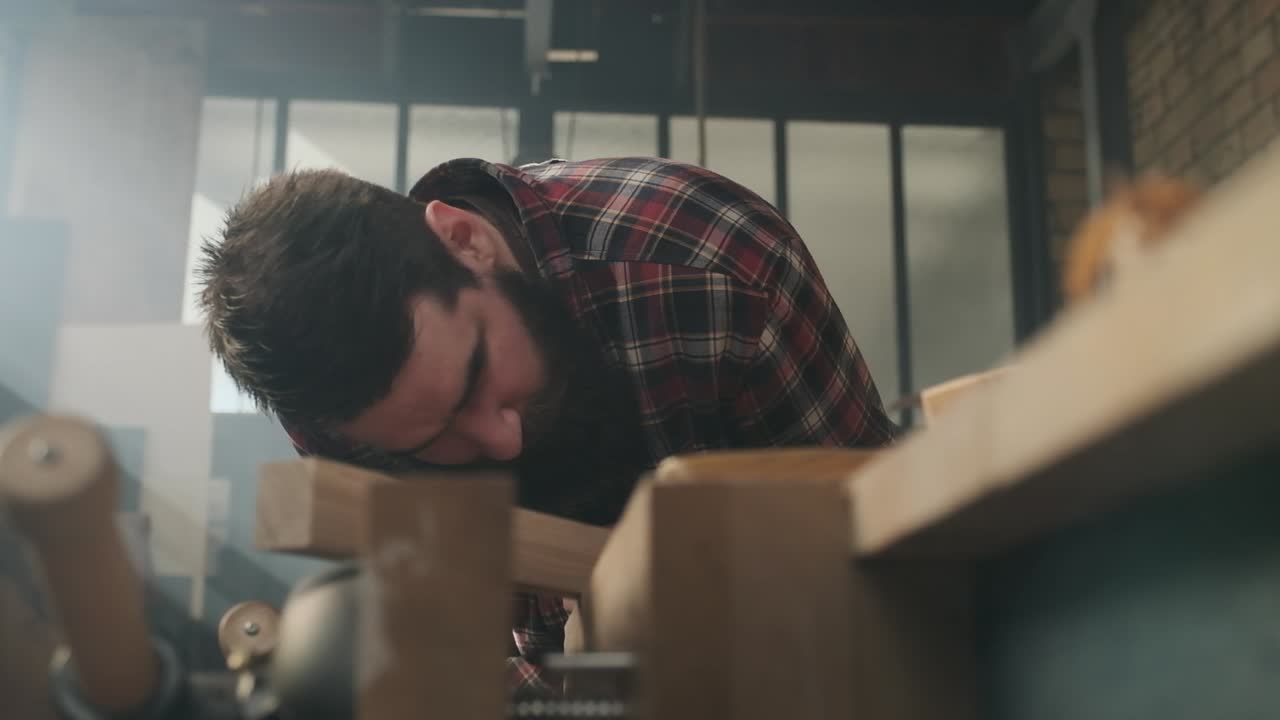 무디 워크에서 가방으로 일하는 목수