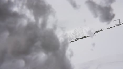 Extremes-Abenteuerski-In-Abgelegenen-Hohen-Bergen,-Die-Während-Des-Sturms-Im-Winter-Im-Tatra-nationalpark-In-Der-Slowakei-Mit-Frischem,-Weißem-Schnee-Bedeckt-Sind