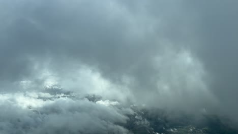 escena de nubes disparada desde una cabina de avión como lo ven los pilotos mientras vuelan a través de algunas nubes esponjosas con un cielo frío de invierno