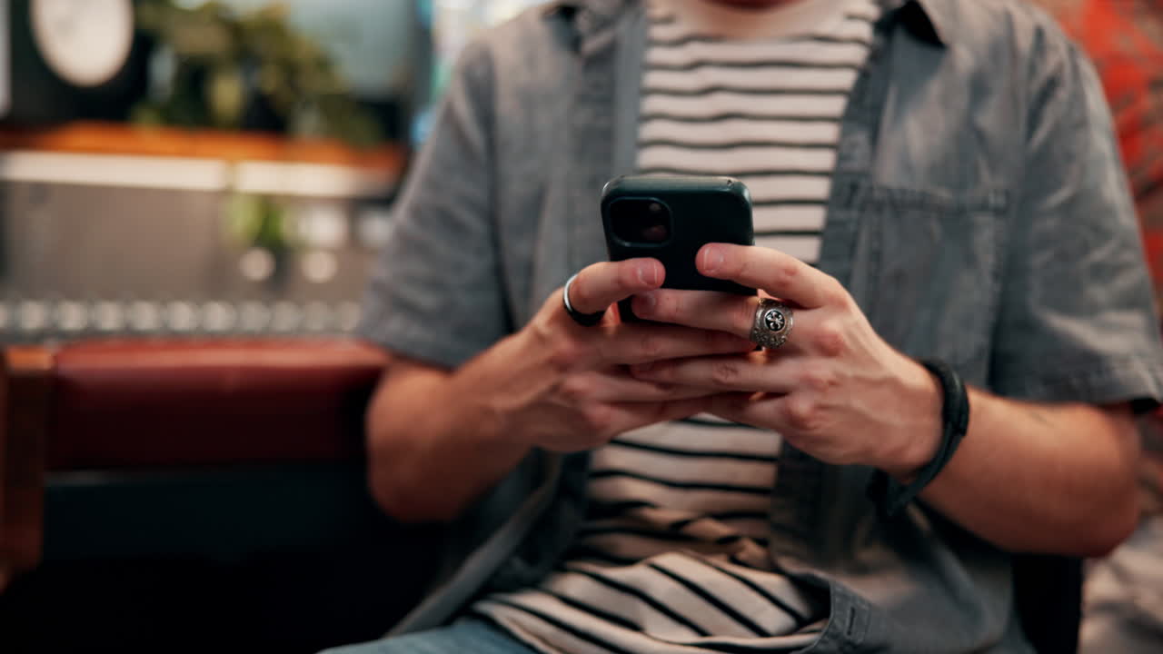 Uomo che usa un cellulare al chiuso