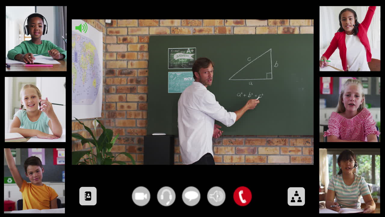 interfaz de llamada de video compuesta con un maestro de matemáticas masculino diverso y seis niños en clase en línea