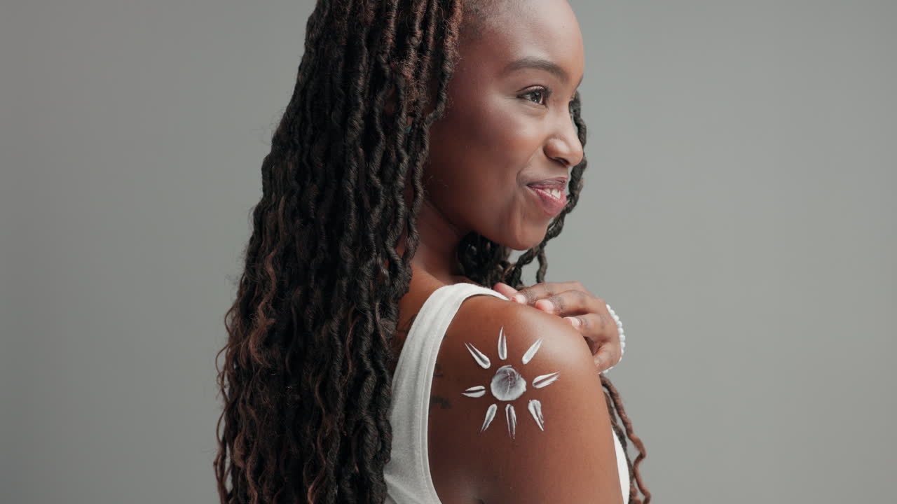 mujer aplicando protector solar en su hombro