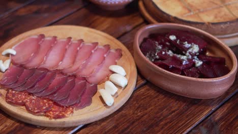 wurstspezialitäten auf einer holzplatte angerichtet