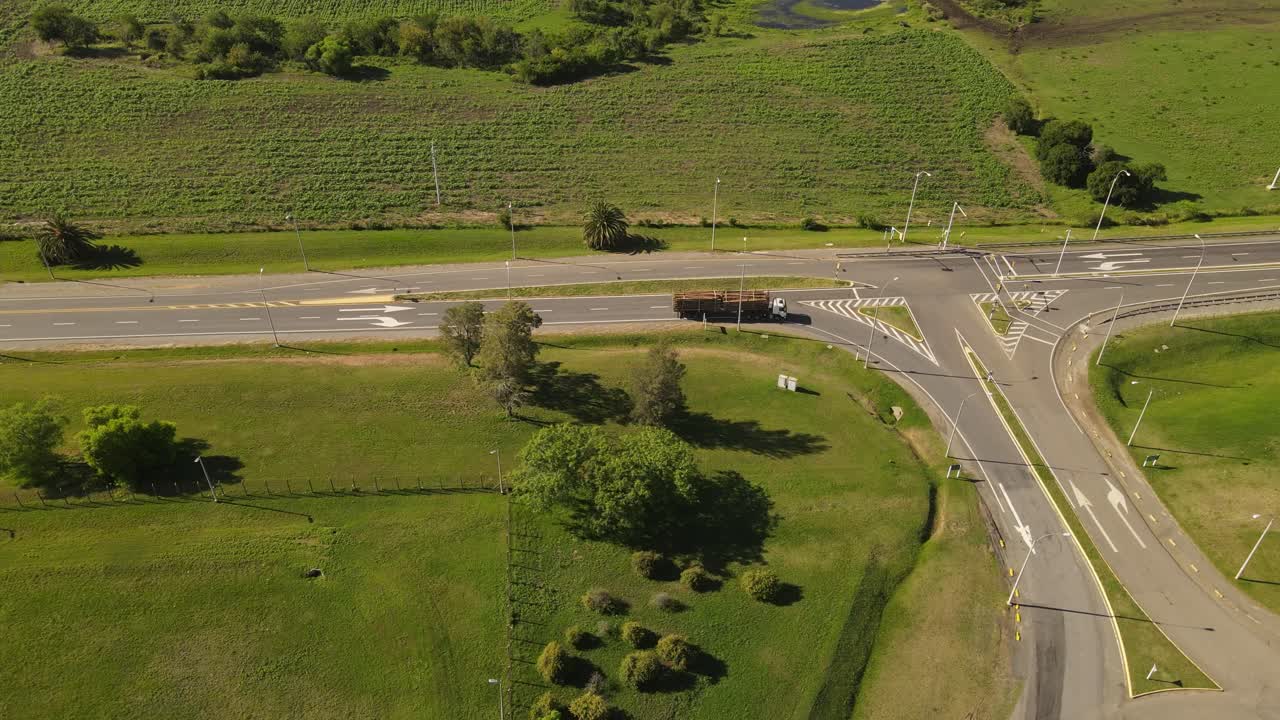 제지 공장으로 가는 길에 트렁크를 운반하는 트럭, 우루과이의 도시락