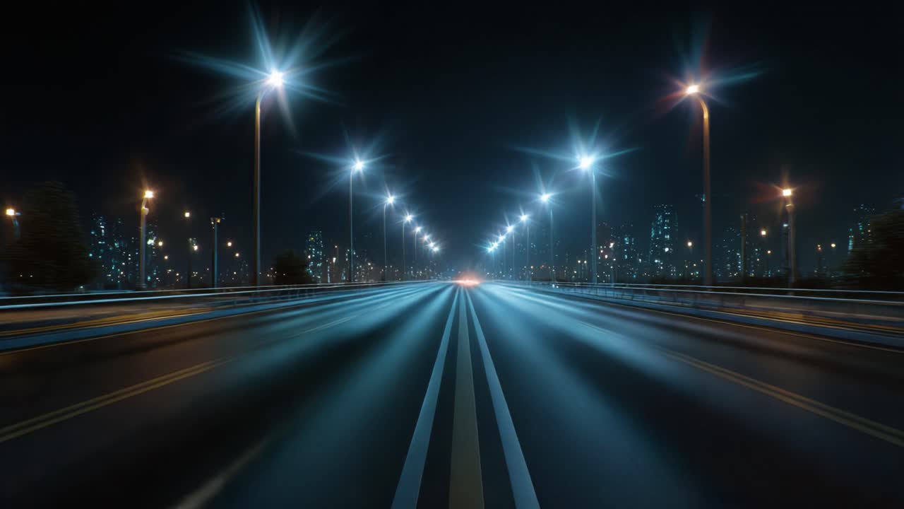 Una vista mozzafiato di una moderna strada urbana di notte, illuminata da luminosi lampioni, che mostra un movimento dinamico del traffico con scie luminose sfocate in una scena accattivante.