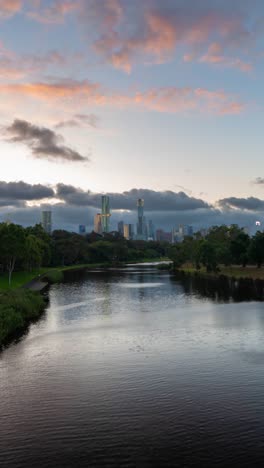 Vertikaler-4K-Zeitraffer,-Sonnenuntergang-über-Melbourne,-Australien,-See-Im-Botanischen-Garten-Und-Gebäude-In-Der-Innenstadt