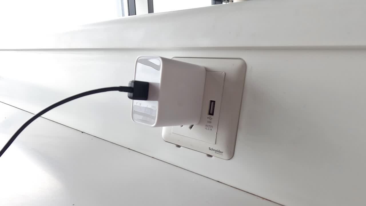 secuencia de conexión de un dispositivo a un enchufe de pared