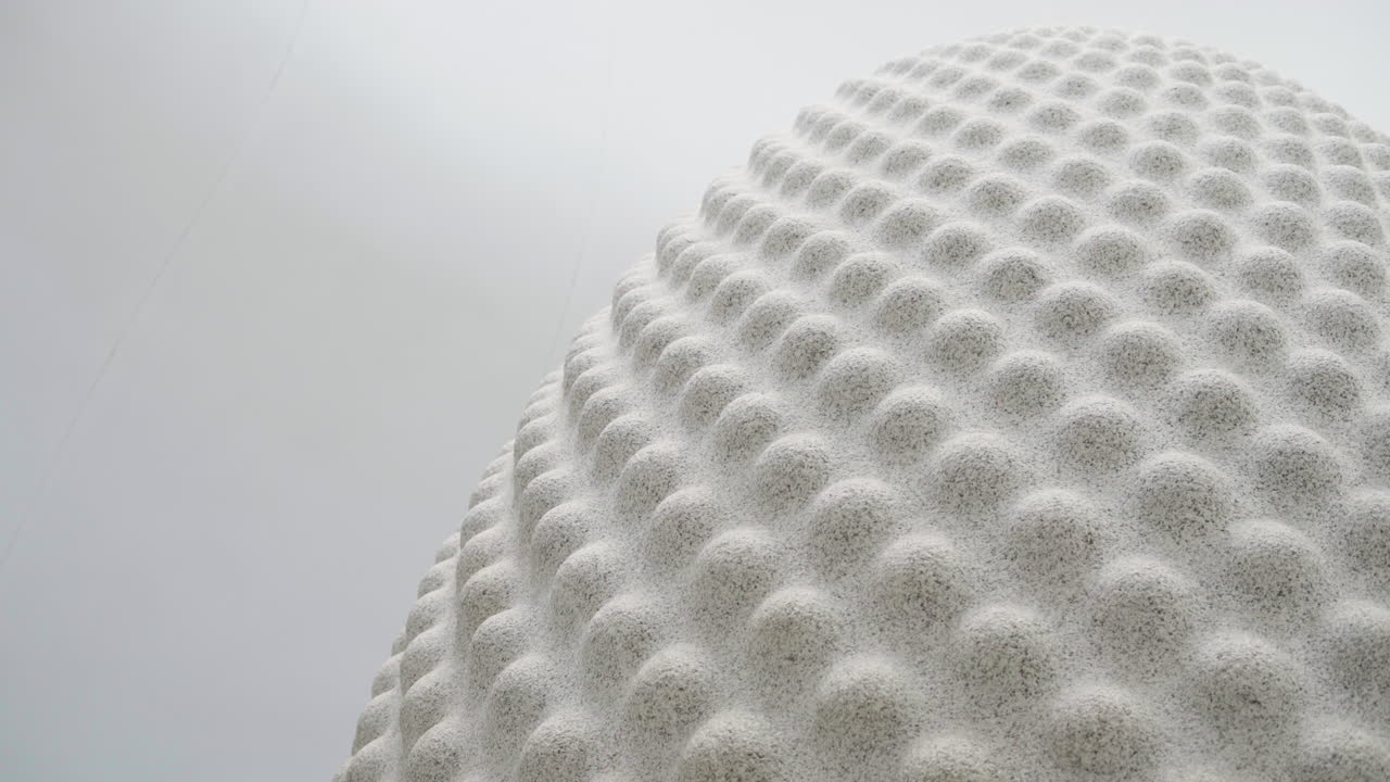 вид с низкого угла на огромную скульптуру в форме семян в проекте "эден" в корнуолле, великобритания - макросъемка