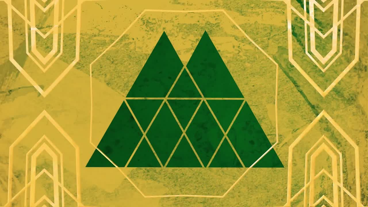 텍스처 된 갈색 배경에 대해 움직이는 칼레이도스코픽 모양 위에 쌓인 삼각형 디자인