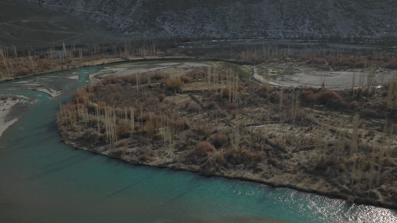 vista aérea sobre la sinuosa curva del río en el paisaje del suelo del valle de gilgit baltistán