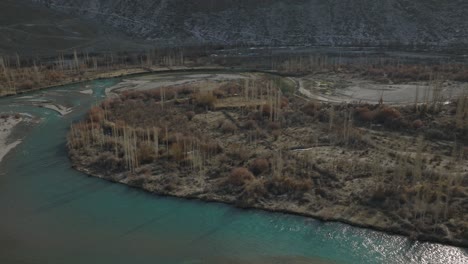 Luftaufnahme-über-Die-Gewundene-Flussbiegung-Auf-Der-Talbodenlandschaft-Von-Gilgit-Baltistan