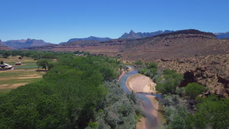 Tiro-De-Dron-Del-Río-Virgen-Que-Atraviesa-El-Parque-Nacional-Del-Monte-Zion-Ubicado-En-El-Sur-De-Utah