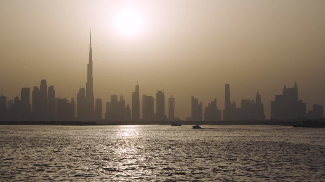 Skyline moderno di Dubai al tramonto - inquadratura ampia