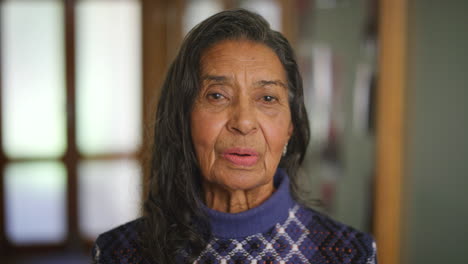 mujer pacífica, tranquila y anciana que respira fresco