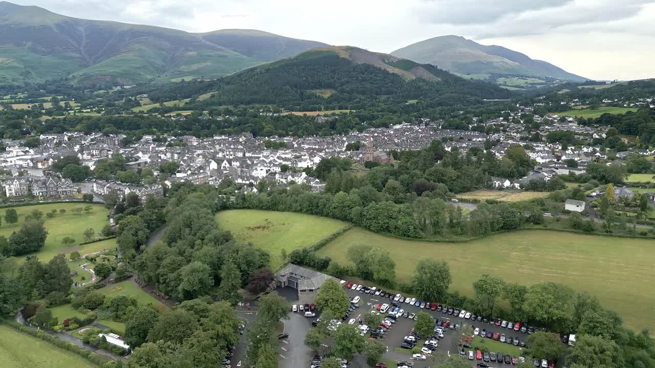 imágenes aéreas de drones de keswick, una ciudad comercial inglesa en el parque nacional del distrito de los lagos del noroeste de inglaterra-1